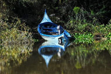 Nehir suya yansıyan renkleri ile tekne