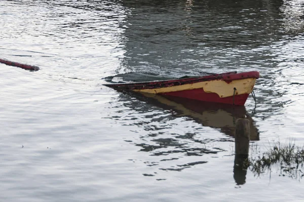 Ahşap tekne nehre sular altında