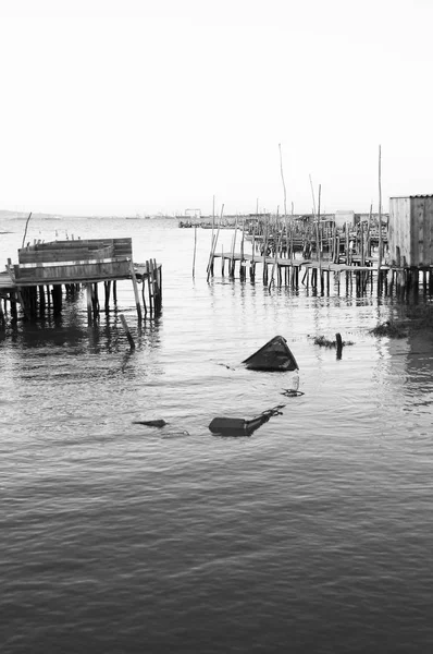 Ahşap tekne nehre sular altında