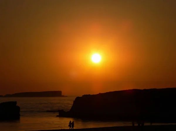 Bulutlu gökyüzü denizin üzerinde