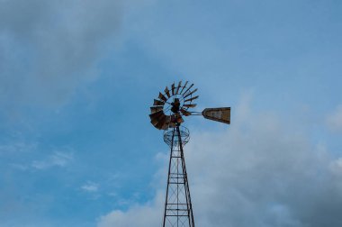 Terk edilmiş bir mal üzerinde eski weathervane