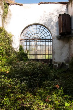 Eski ve terk edilmiş tarihi fabrika