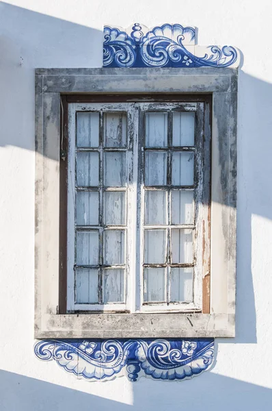 Terk edilmiş bir evde eski pencere