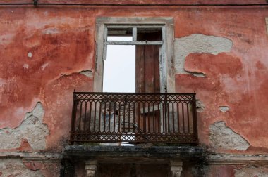 Eski bir kırmızı evde eski pencere