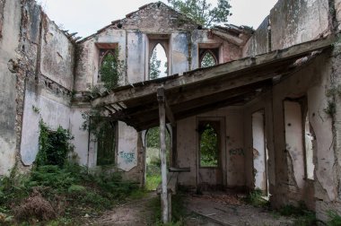 Eski ve terk edilmiş tarihi Manastırı