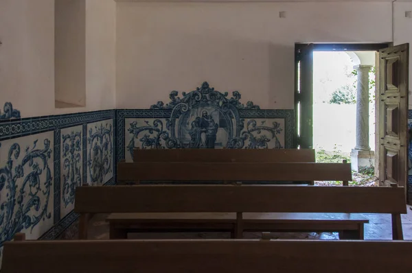 Eski ve terk edilmiş bir dini binada gösterilen içerik görüntü