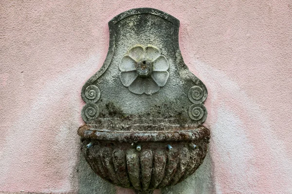 Terk edilmiş bir saray detay