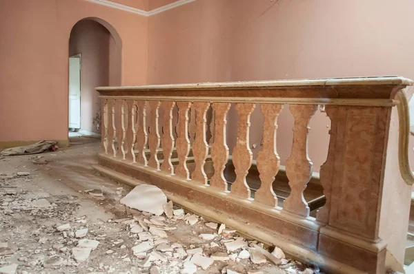 Terk edilmiş bir saray detay