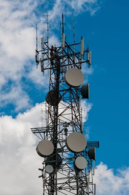 Yayın antenler ve bulutlu gökyüzü büyük kule