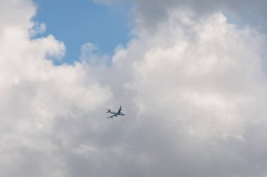 Gökyüzünde bir uçak