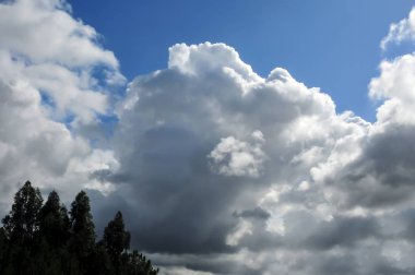 Çok bulutlu gökyüzü güzel bulutlar ile