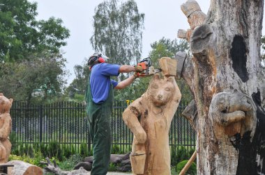 Ahşap gövde oyma adam, Usta,