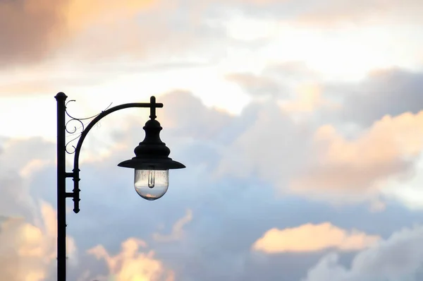 Öffentliche Beleuchtung Mit Künstlerischen Lampe Stockfoto