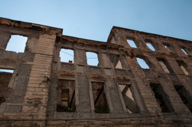 Bosna-Hersek'teki Mostar tarafından çakışmaya neden duvardaki delikleri ile evlerde