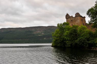 Loch Ness yakınındaki Urquart Kalesi