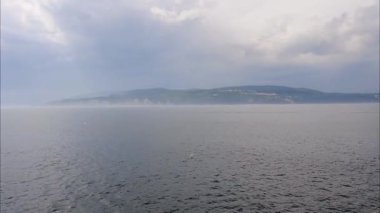 Bir göl üzerinde Tur