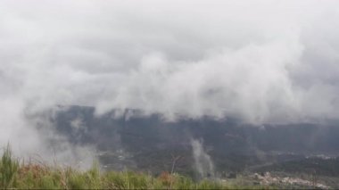 Sis ile bulutlu gökyüzü