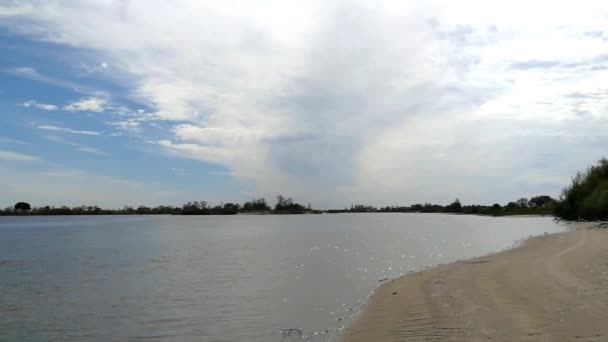 Ein Fluss Ist Ein Natürlicher Wasserlauf — Stockvideo