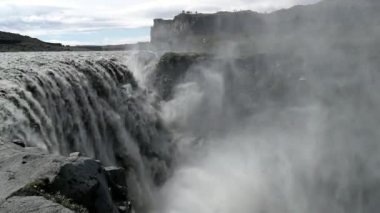 İzlanda'daki görkemli Dettifoss şelale