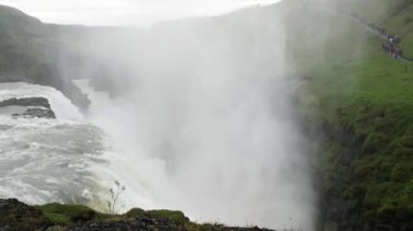 İzlanda'daki görkemli Gullfoss şelale