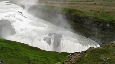 İzlanda'daki görkemli Gullfoss şelale