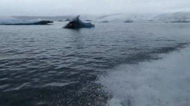 Jokulsarlon İzlanda, Atlantik Okyanusu'na bakmaktadır siyah bir kum plaj tarafından Vatnajkull buzul güneyinde bulunan buzul gölüdür