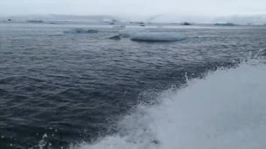 Jokulsarlon İzlanda, Atlantik Okyanusu'na bakmaktadır siyah bir kum plaj tarafından Vatnajkull buzul güneyinde bulunan buzul gölüdür