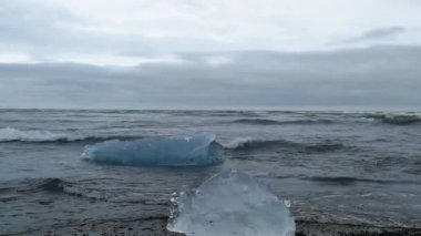 Jokulsarlon İzlanda, Atlantik Okyanusu'na bakmaktadır siyah bir kum plaj tarafından Vatnajkull buzul güneyinde bulunan buzul gölüdür