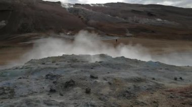 Kükürt fuming Hverir içinde İzlanda'daki Krafla volkanik sisteminde duman