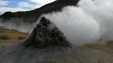 Kükürt fuming Hverir içinde İzlanda'daki Krafla volkanik sisteminde duman