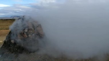 Kükürt fuming Hverir içinde İzlanda'daki Krafla volkanik sisteminde duman