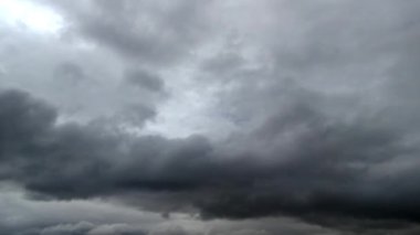 Çok bulutlu gökyüzü kara bulutlar ile