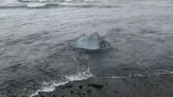 Jokulsarlon Zlanda Atlantik Okyanusu Bakmaktadır Siyah Bir Kum Plaj Tarafından — Stok video