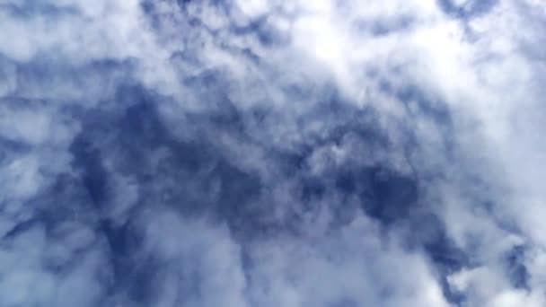 하늘에서 구름이 시간을 보내는 — 비디오
