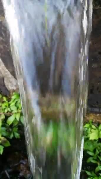 Malé Vodopády Transparentní Vody Uvnitř Hory — Stock video