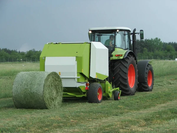 Zöld Mezőgazdasági Gép Traktor Dolgozik Szárazföldön Pályán Tavaszi Terepmunka — Stock Fotó