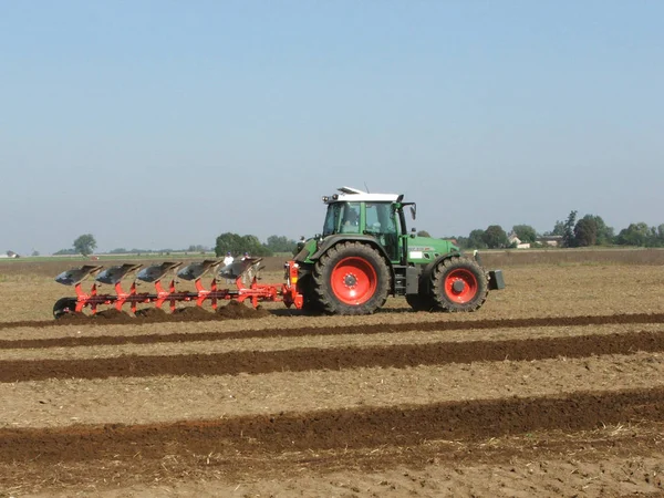 绿色农机 拖拉机在土地上作业 在田间耕作 春季现场作业 — 图库照片
