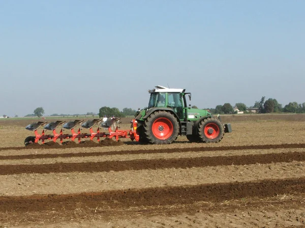 Zöldmezőgazdasági Gép Szárazföldön Dolgozó Traktor Szántóföldön Végzett Talajművelés Tavaszi Terepmunka — Stock Fotó