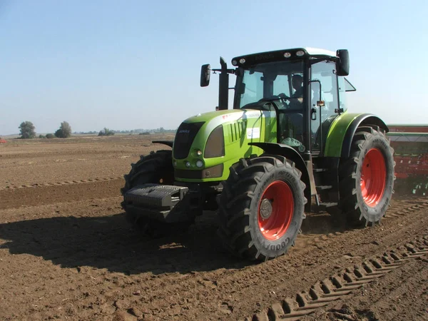 Groene Landbouwmachine Tractor Werken Het Land Grondbewerking Het Veld Spring — Stockfoto