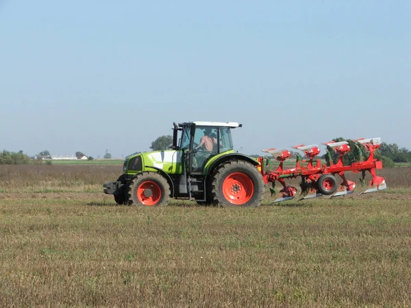 Zöld Mezőgazdasági Gép Traktor Dolgozik Szárazföldön Pályán Tavaszi Vagy Őszi — Stock Fotó