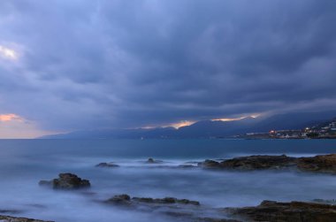 Quay Girit güneş doğmadan önce. Yunanistan'da.