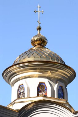 Yaldızlı kubbesi açık yaz gökyüzü arka planı bir Ortodoks Kilisesi'nin bir haç ile bu.