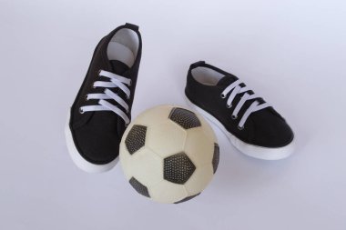 Bu bir futbol topu görüntüsünü ve spor ayakkabıları hareket.