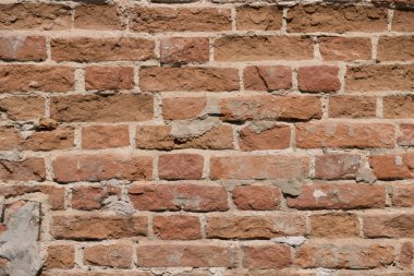 Terk edilmiş bir evin eski tuğla duvarı güneşli bir günde