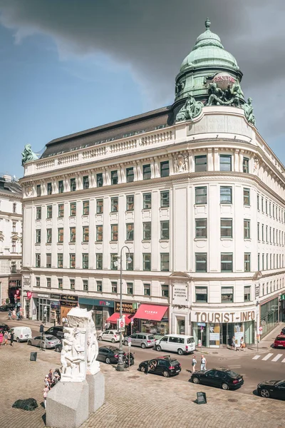 Güzel güneş ışığı parlama ile mermer bir heykel Hofburg Barok kitaplığında, Viyana, Avusturya. Yaz 2018.