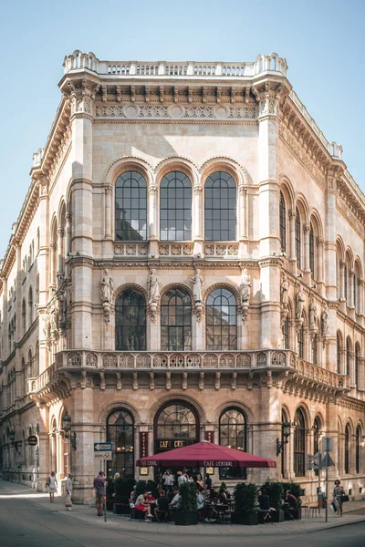 Güzel güneş ışığı parlama ile mermer bir heykel Hofburg Barok kitaplığında, Viyana, Avusturya. Yaz 2018.