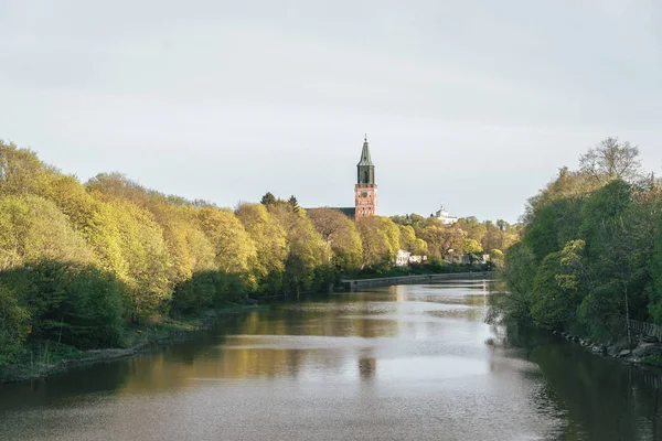Turku Aura nehirden yakalanan Katedrali