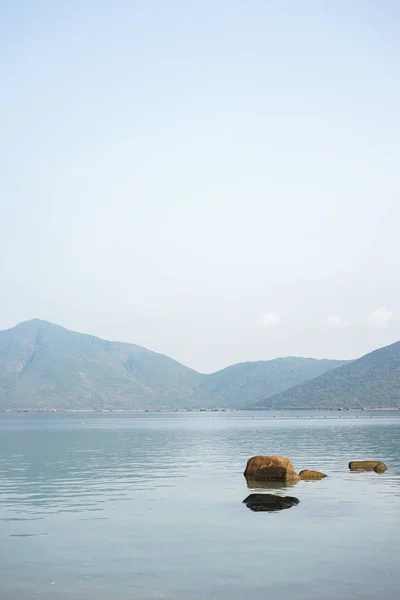 Nha Trang balina adasının doğal peyzaj.