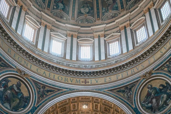 St. Peter's basilica, Vatikan şehri muhteşem iç. Sonbahar 2017.