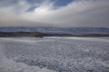 Donmuş göl Baykal don sis içinde